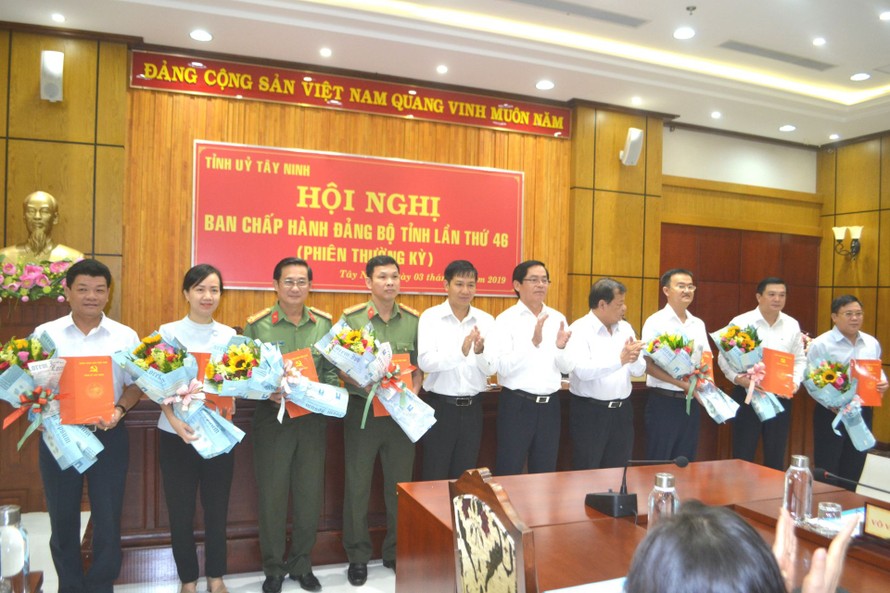 Lãnh đạo tỉnh Tây Ninh trao quyết định và chúc mừng 7 đồng chí được chỉ định tham gia Ban Chấp hành Đảng bộ tỉnh.