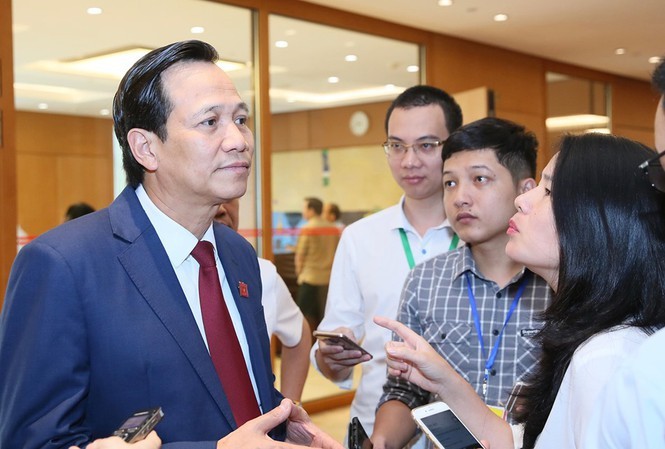 Bộ trưởng Đào Ngọc Dung trao đổi với phóng viên bên lề kỳ họp