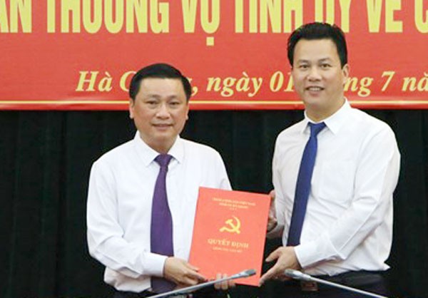 Bí thư Tỉnh ủy Hà Giang Đặng Quốc Khánh (phải) trao Quyết định cho ông Nguyễn Minh Tiến. Ảnh IT
