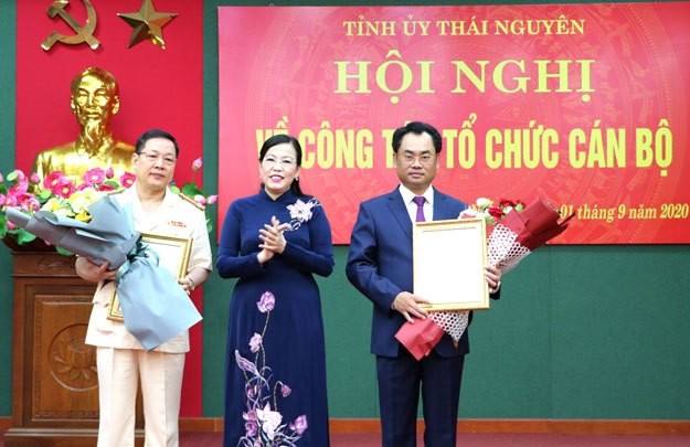 Bí thư Tỉnh ủy Thái Nguyên trao quyết định và chúc mừng ông Trịnh Việt Hùng và Bùi Đức Hải. Ảnh VGP 