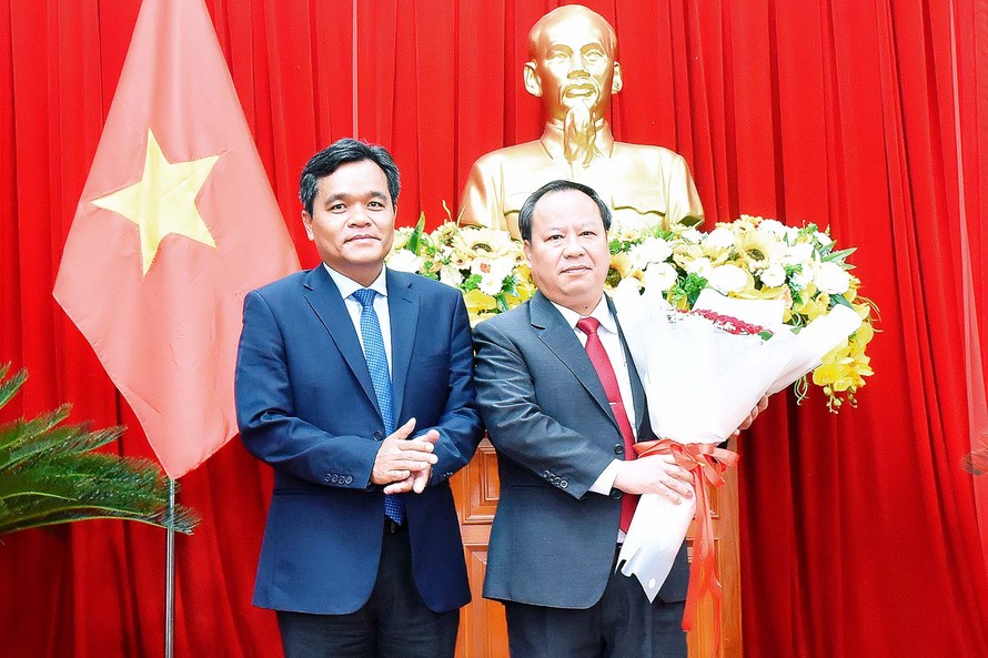 Ông Châu Ngọc Tuấn Chủ tịch Hội đồng nhân dân tỉnh Gia La (bên phải)