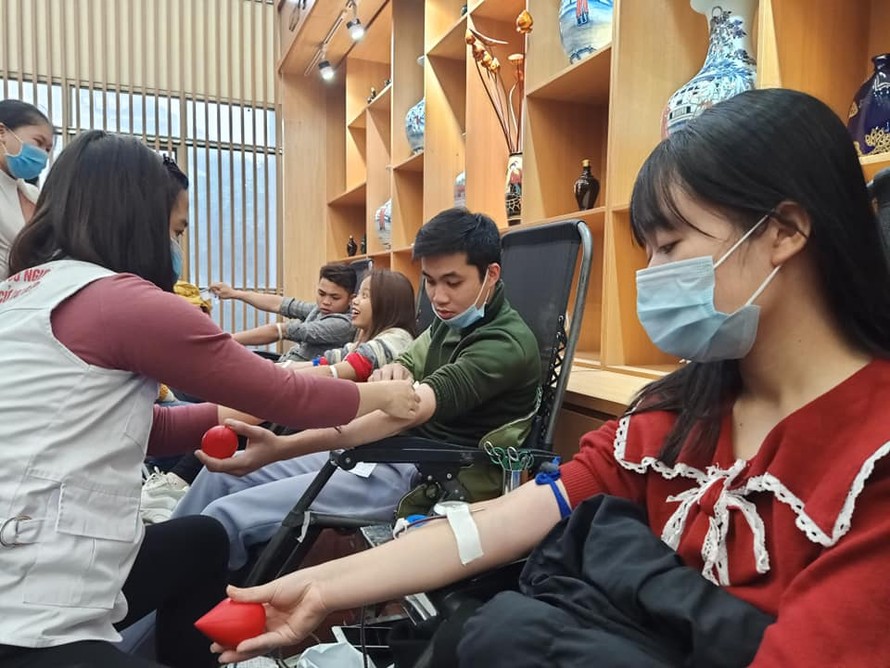 Lê Phương Thảo, sinh viên Trường Đại học Hùng Vương tham gia hiến máu. Em cho biết, tới đây sẽ tiếp tục tham gia hoạt động ý nghĩa này