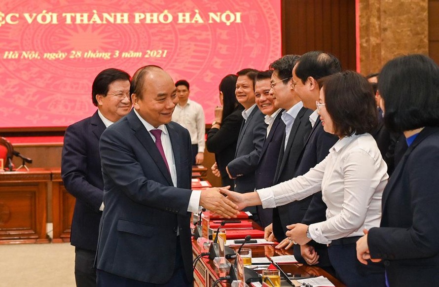 Thủ tướng Nguyễn Xuân Phúc với các đại biểu dự buổi làm việc. Báo HNM 
