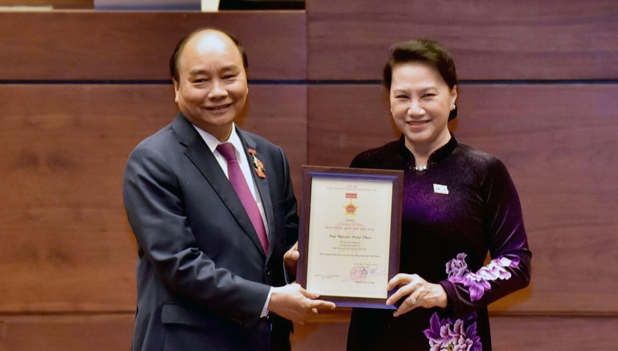 Chủ tịch Quốc hội Nguyễn Thị Kim Ngân trao Kỷ niệm chương tặng Thủ tướng Chính phủ Nguyễn Xuân Phúc. Ảnh ĐBND 