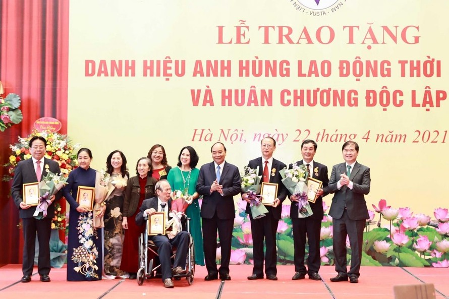 Chủ tịch nước Nguyễn Xuân Phúc chụp ảnh cùng các nhà khoa học. Ảnh VOV 