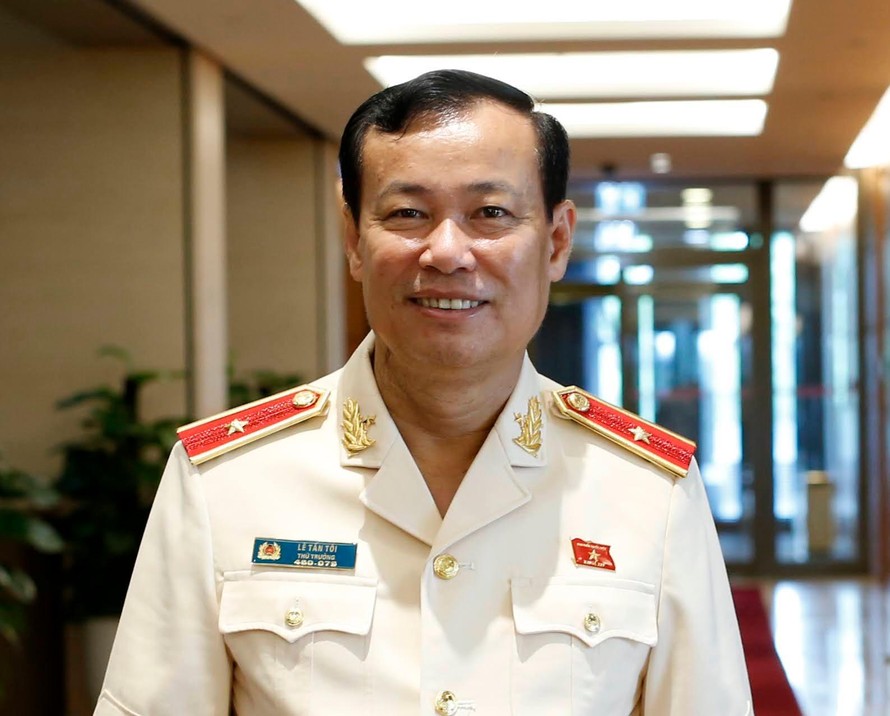 Thiếu tướng Lê Tấn Tới, Thứ trưởng Bộ Công an được giới thiệu để bầu Uỷ viên Uỷ ban Thường vụ Quốc hội. Ảnh Như Ý