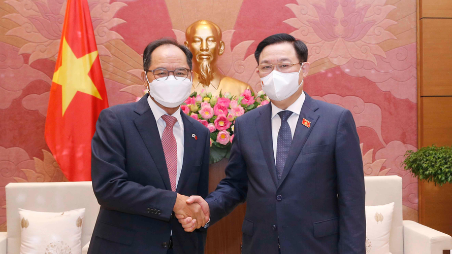 Chủ tịch Quốc hội Vương Đình Huệ tiếp Đại sứ Hàn Quốc tại Việt Nam Park Noh-Wan. Ảnh: Doãn Tấn 