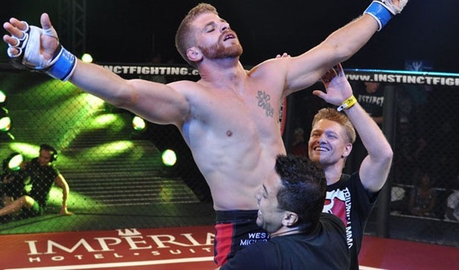 'Hôn gió' đối thủ, võ sĩ MMA nhận cái kết đắng