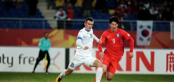 U23 Uzbekistan (trắng) gặp U23 Việt Nam ở chung kết U23 châu Á