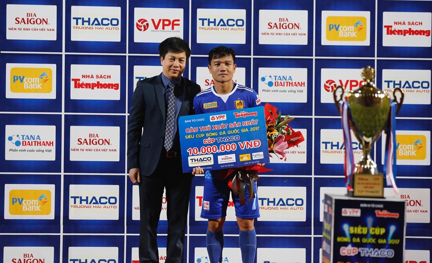 Đinh Thanh Trung nhận danh hiệu Cầu thủ xuất sắc nhất trận Siêu cúp quốc gia- cúp THACO 2017. Ảnh: Như Ý