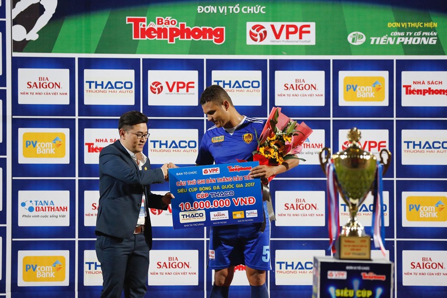 Thiago nhận giải thưởng "Cầu thủ ghi bàn đầu tiên" ở trận tranh Siêu cúp Quốc gia cúp THACO 2017. Ảnh: Hồng Vĩnh