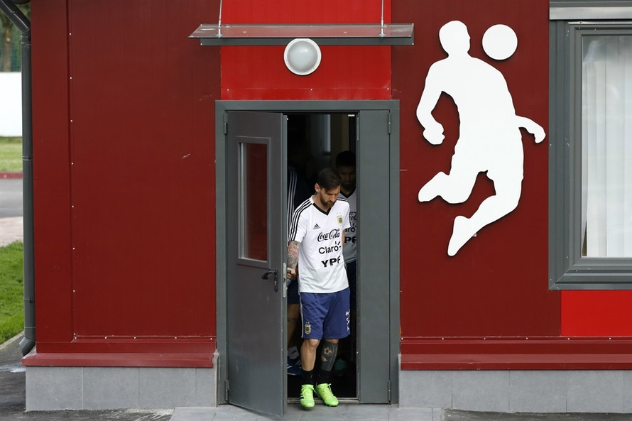 Tin nhanh World Cup: Messi giam mình trong phòng