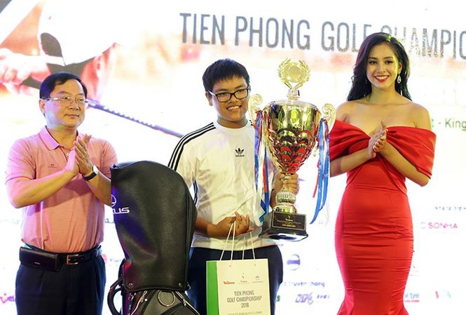 Golfer 13 tuổi Nguyễn Bảo Long trở thành người đầu tiên nhận cúp luân lưu Tiền Phong Golf Championship 2018. Ảnh: Mạnh Thắng