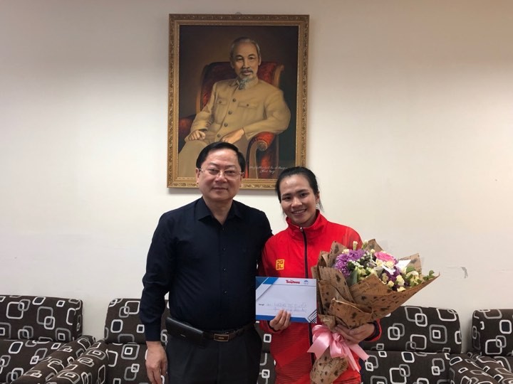 Lê Xuân Sơn- Tổng biên tập báo Tiền Phong- Giám đốc Quỹ hỗ trợ tài năng trẻ Việt Nam trao thưởng cho VĐV Vương Thị Huyền.