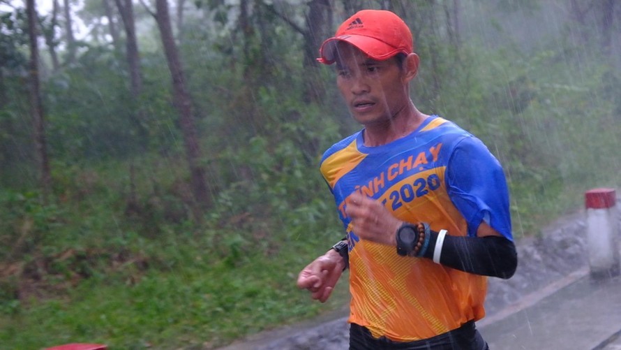 Chạy hơn 700km/1 tháng để 'tham chiến' Tiền Phong Marathon