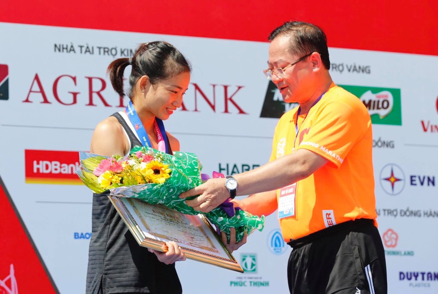 Nguyễn Thị Oanh bảo vệ thành công ngôi vị của mình tại Tiền Phong Marathon 2020. Ảnh VĂN TÀI 