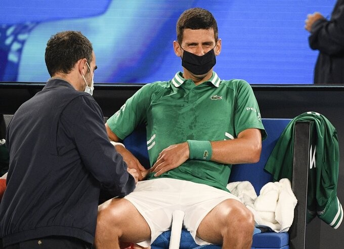 Djokovic dính chấn thương