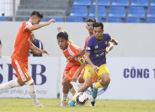 Treo còi trọng tài không phạt thẻ đỏ cầu thủ Hà Nội FC