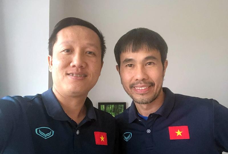HLV Phạm Minh Giang (phải) và trợ lý Huỳnh Tấn Quốc