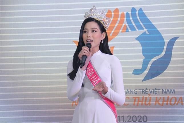 Hoa hậu Đỗ Thị Hà tại lễ vinh danh "Nâng bước thủ khoa 2020" 