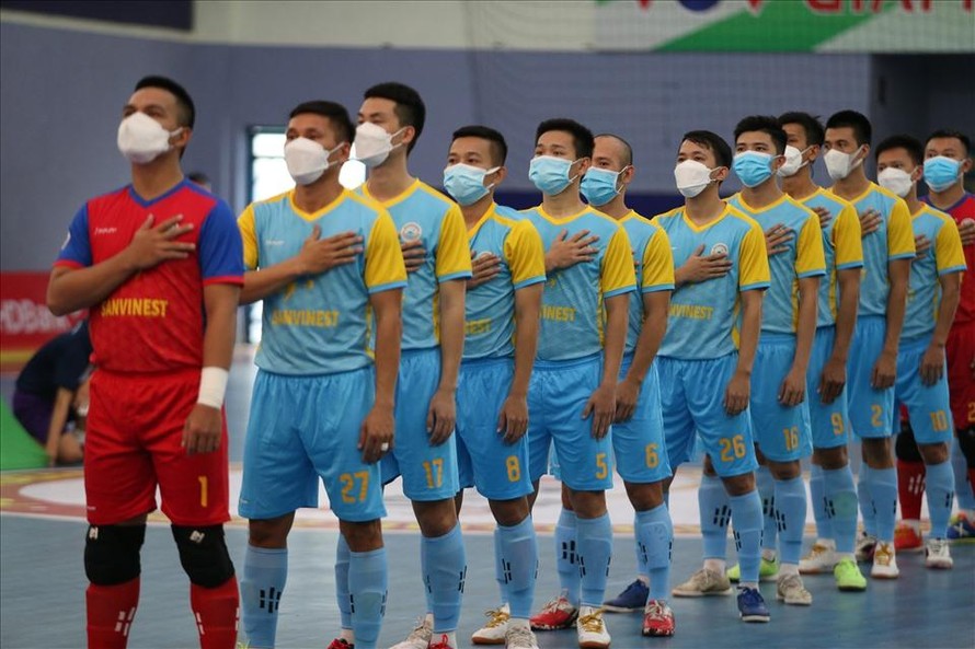 Các cầu thủ Sanvinest Khánh Hòa đeo khẩu trang thi đấu vì lo ngại dịch COVID-19