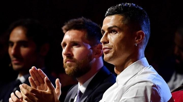 Ronaldo bị phát hiện cay cú trên mạng xã hội sau khi Messi đoạt Quả bóng Vàng 2021 