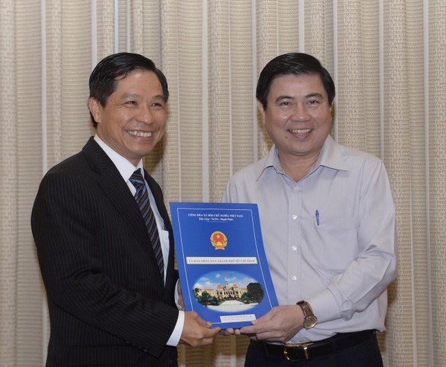 Ông Lê Nguyễn Minh Quang (trái) nhận quyết định bổ nhiệm trưởng Ban quản lý đường sắt đô thị năm 2016