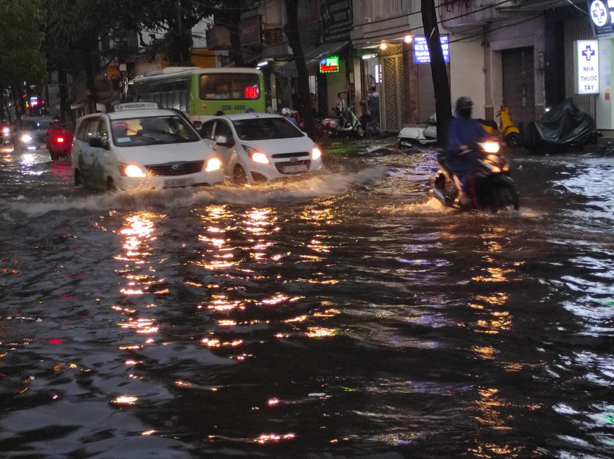 Đường Sài Gòn lại thành sông sau mưa