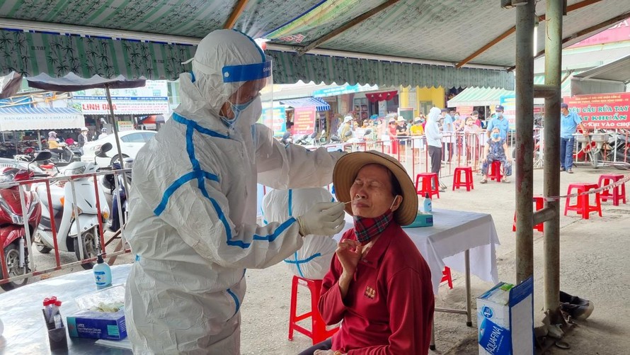 Nhân viên y tế trong bệnh viện dã chiến Đà Nẵng dương tính SARS-CoV-2