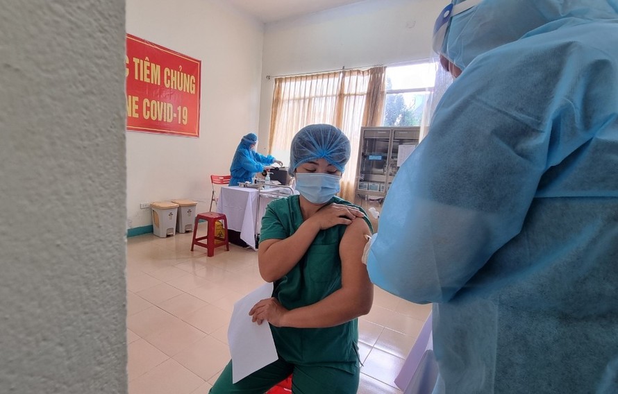 Đà Nẵng: Những nhân viên y tế đầu tiên được tiêm vắc-xin ngừa COVID-19 