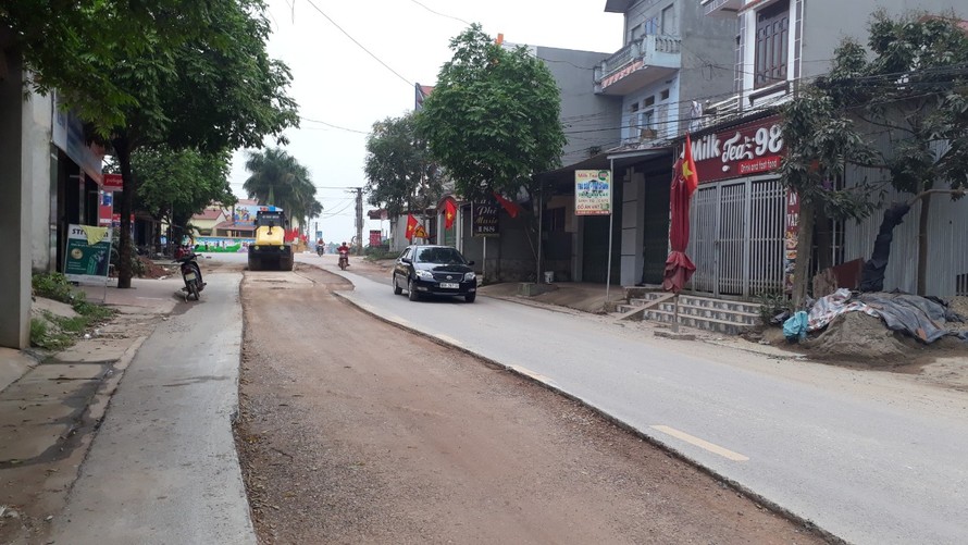 Đoạn đường qua xã Phúc Hòa, huyện Tân Yên (Bắc Giang) mới làm xong đã hư hỏng nặng, buộc phải sửa chữa lại