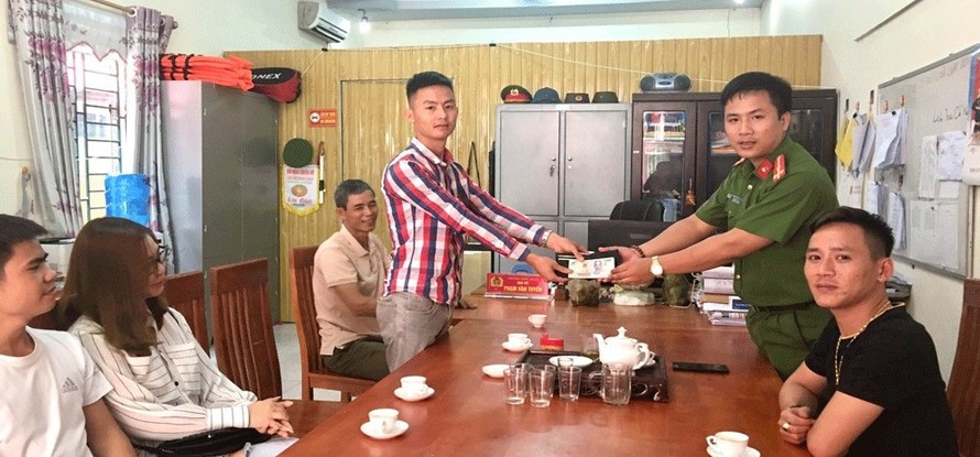 Cán bộ Công an huyện Lục Nam (Bắc Giang) trả lại tài sản cho người bị mất