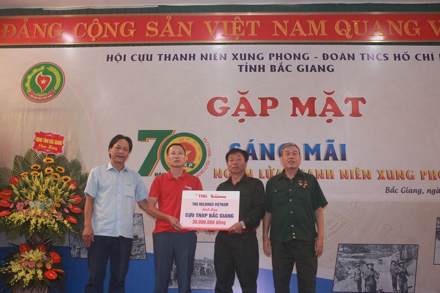 Tập đoàn TNG Holdings Việt Nam trao tặng 30 triệu đồng cho các cựu TNXP tỉnh Bắc Giang có hoàn cảnh khó khăn