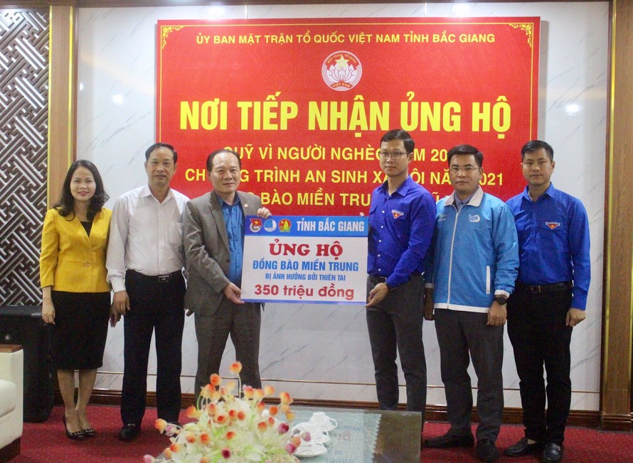 Tỉnh Đoàn, Hội LHTN tỉnh Bắc Giang trao tiền ủng hộ cho Ủy ban MTTQ tỉnh Bắc Giang