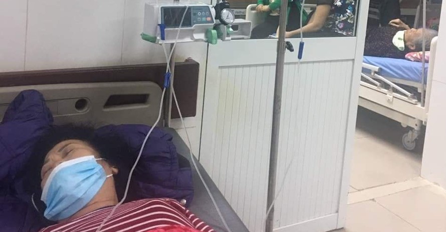 Người dân xã Lai Hạ nghi ngộc độc thực phẩm đến cơ sở y tế khám và điều trị