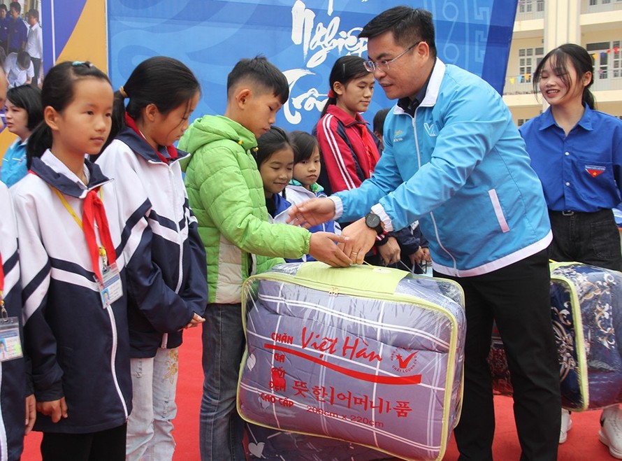 Anh Nguyễn Hữu Thống, Phó Chủ tịch Thường trực Hội LHTN tỉnh Bắc Giang tặng quà cho thiếu nhi khó khăn