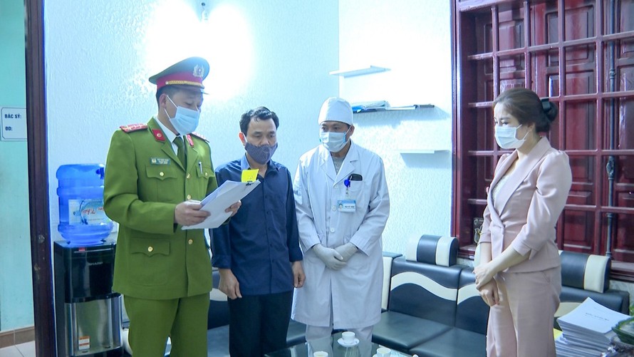 Cơ quan Cảnh sát điều tra đọc lệnh khám xét chỗ làm việc đối với bị can Nguyễn Thị Hương