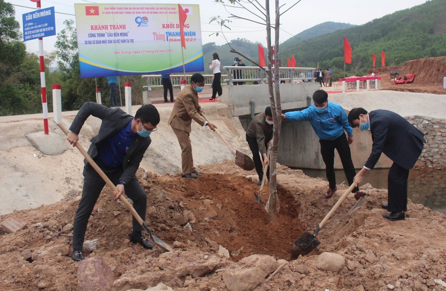 Tỉnh Đoàn Bắc Giang trồng cây xanh khởi động Thánh Thanh niên