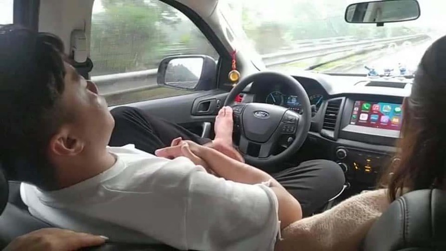 Clip tài xế lái ô tô bằng một chân, nắm chặt tay bạn gái khiến người xem "rùng mình"