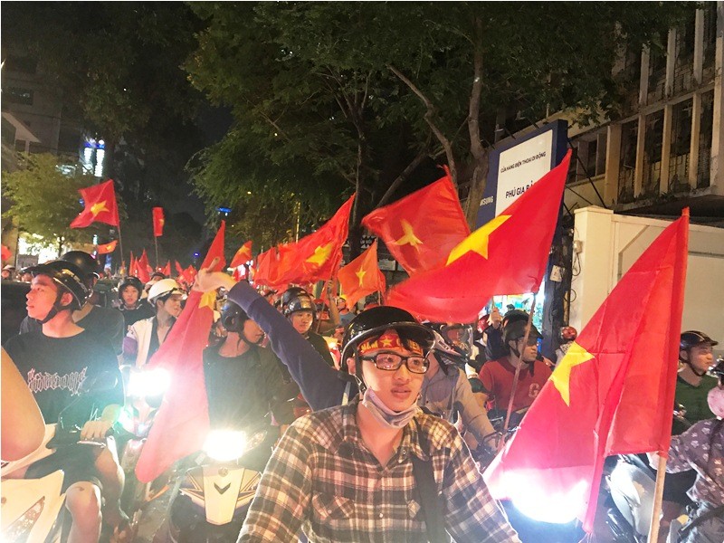 Đường phố Sài Gòn ngập tràn cờ đỏ sao vàng mừng U23 Việt Nam