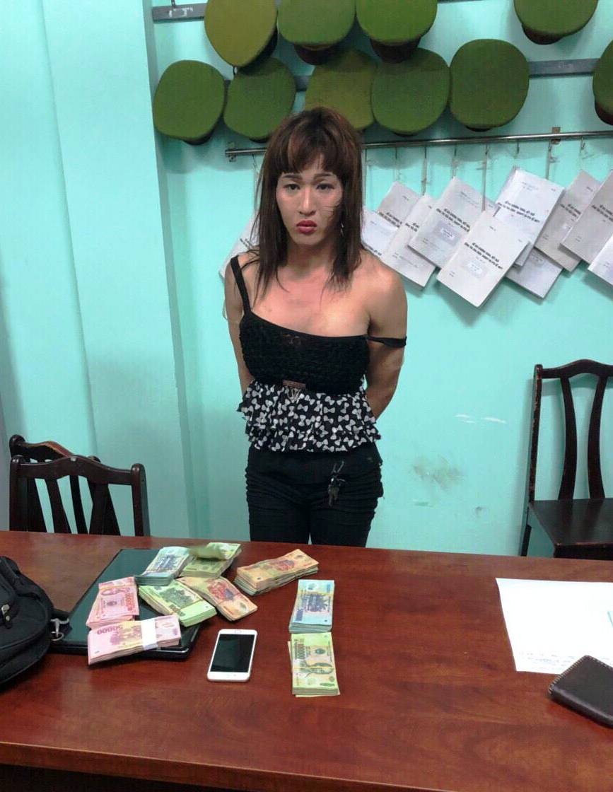 Hoàng giả gái bán dâm để trộm túi xách bị công an bắt giữ.