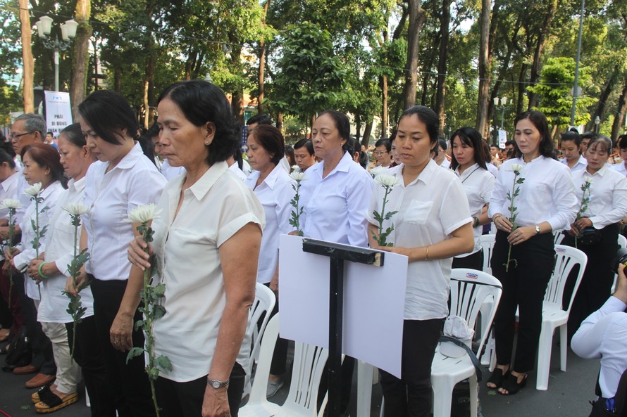 Nhiều người xúc động tại lễ tưởng niệm nạn nhân tử vong do tai nạn giao thông.