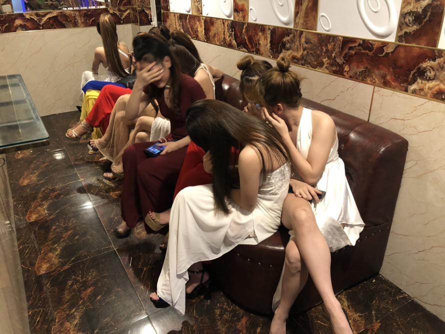 Nữ nhân viên mặc hở hang phục vụ khách trong quán karaoke.
