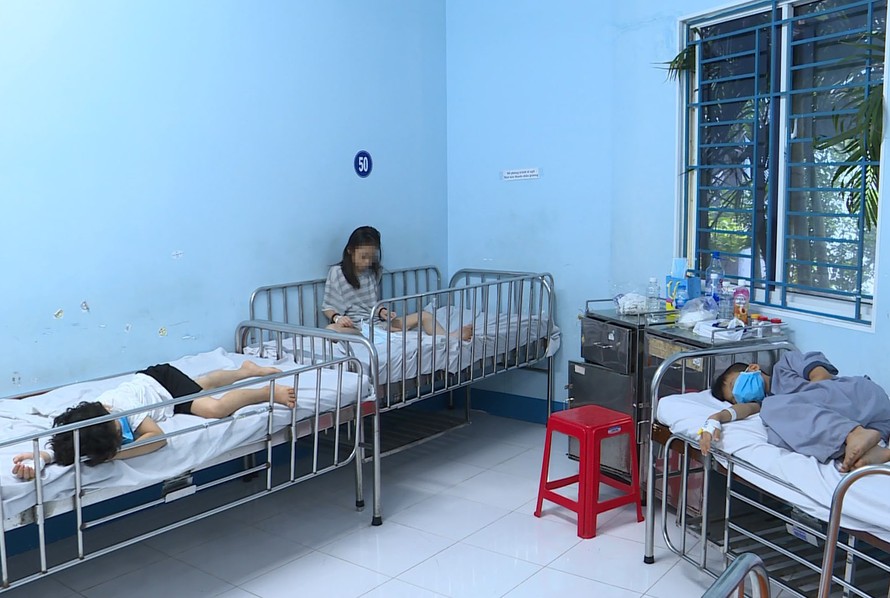 Các bé bị ngộ độc đang được điều trị tại Bệnh viện Nhi đồng 1.