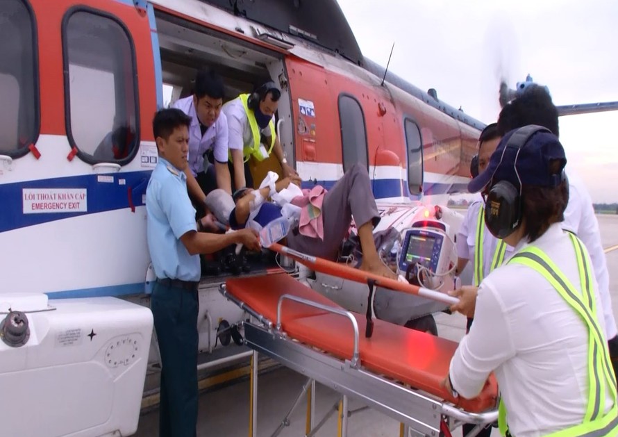 Tổ bay đưa bệnh nhân về Tân Sơn Nhất để chuyển vào Bệnh viện Quân y 75 điều trị.