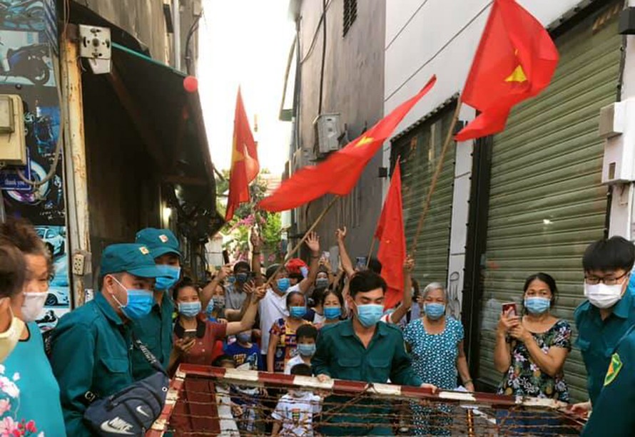 Người dân Sài Gòn vui mừng khi hết thời gian phong tỏa, cách ly chống COVID-19.