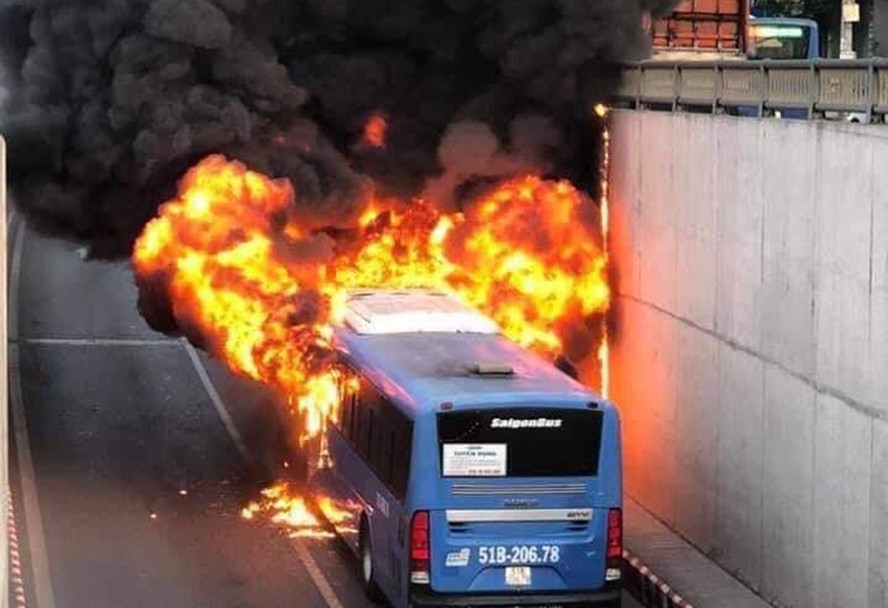 Chiếc xe buýt bốc cháy ngùn ngụt.