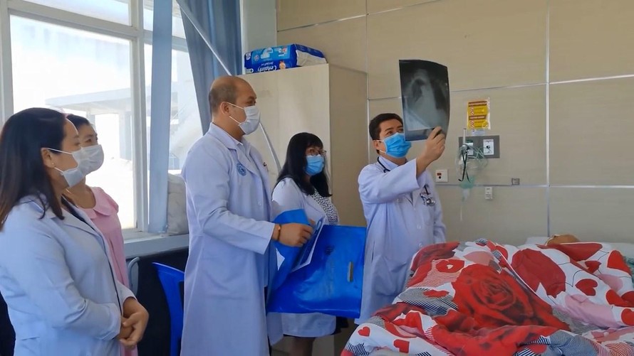 Bác sĩ Bệnh viện Chợ Rẫy Phnom Penh thăm khám cho bệnh nhân Campuchia.