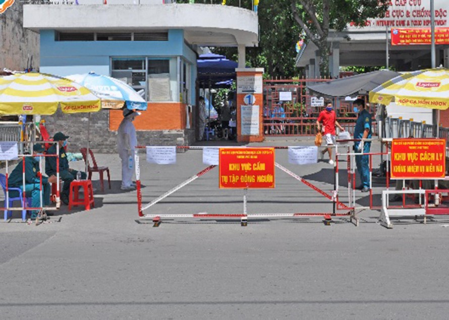 Bệnh viện quận Tân Phú bị phong tỏa vì 2 nhân viên mắc COVID-19.