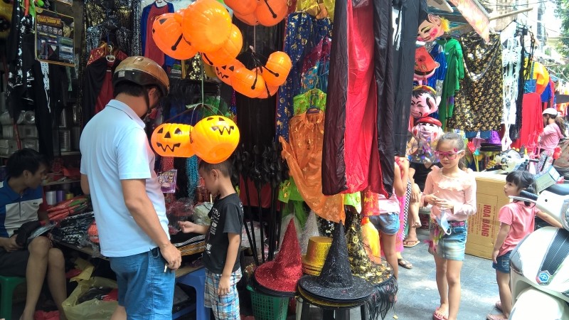 Dịp lễ hội Halloween, các cửa hàng trên phố lại đắt khách